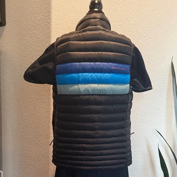 Cotopaxi Black and Blue Men's Vest - Picture 5 of 8